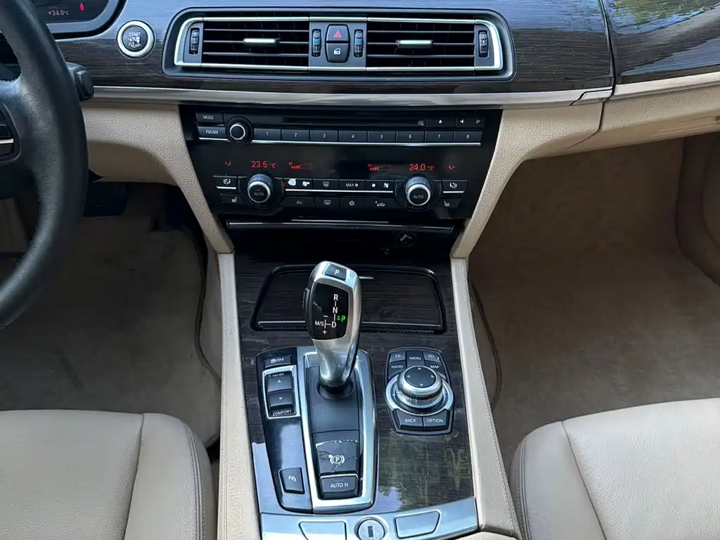 BMW 7 Series 2010 — фото 6