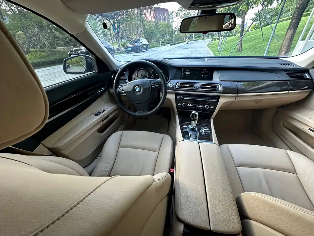 BMW 7 Series 2010 — фото 10