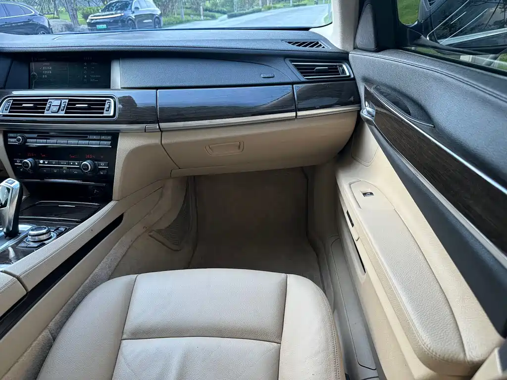 BMW 7 Series 2010 — фото 19
