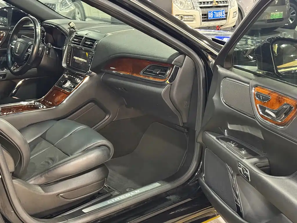 Lincoln Continental 2018 — фото 9