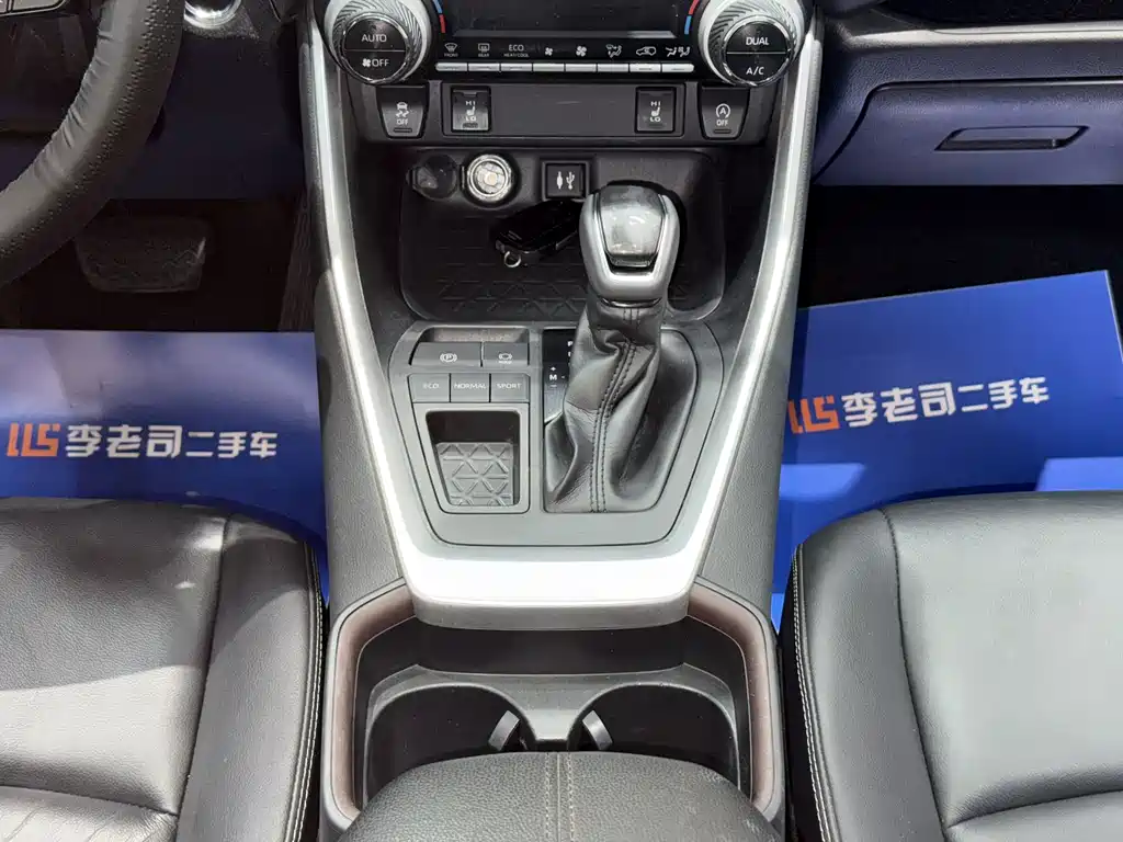 Toyota RAV4 2020 — фото 10