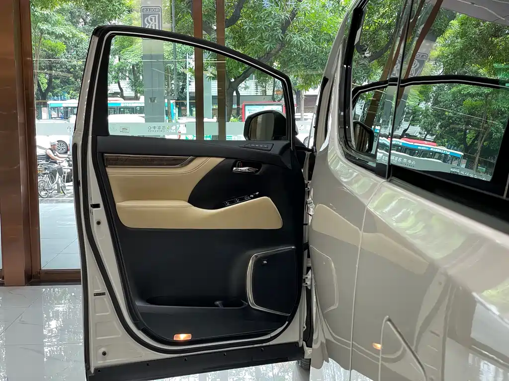 Toyota Alphard 2020 — фото 28