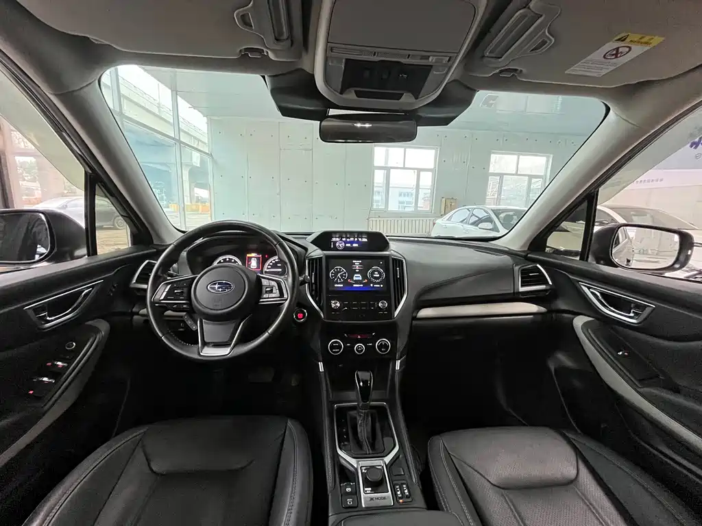 Subaru Forester 2023 — фото 11