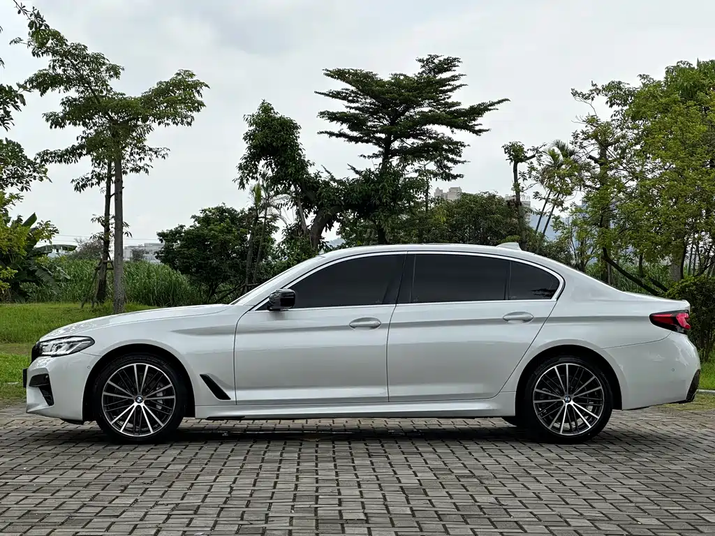 BMW 5 Series 2023 — фото 18