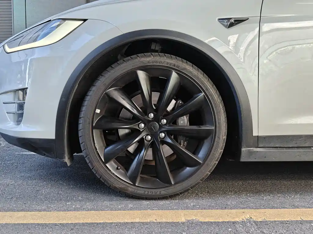 Tesla Model X 2017 — фото 17