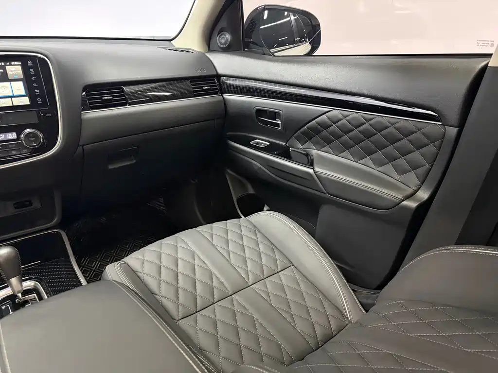 Mitsubishi Outlander 2023 — фото 10