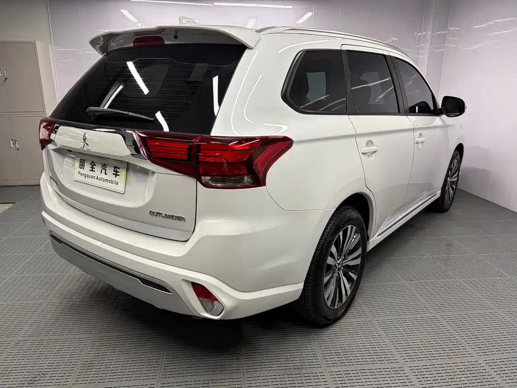 Mitsubishi Outlander 2023 — фото 17