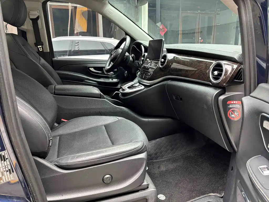 Mercedes-Benz V-Class 2019 — фото 16