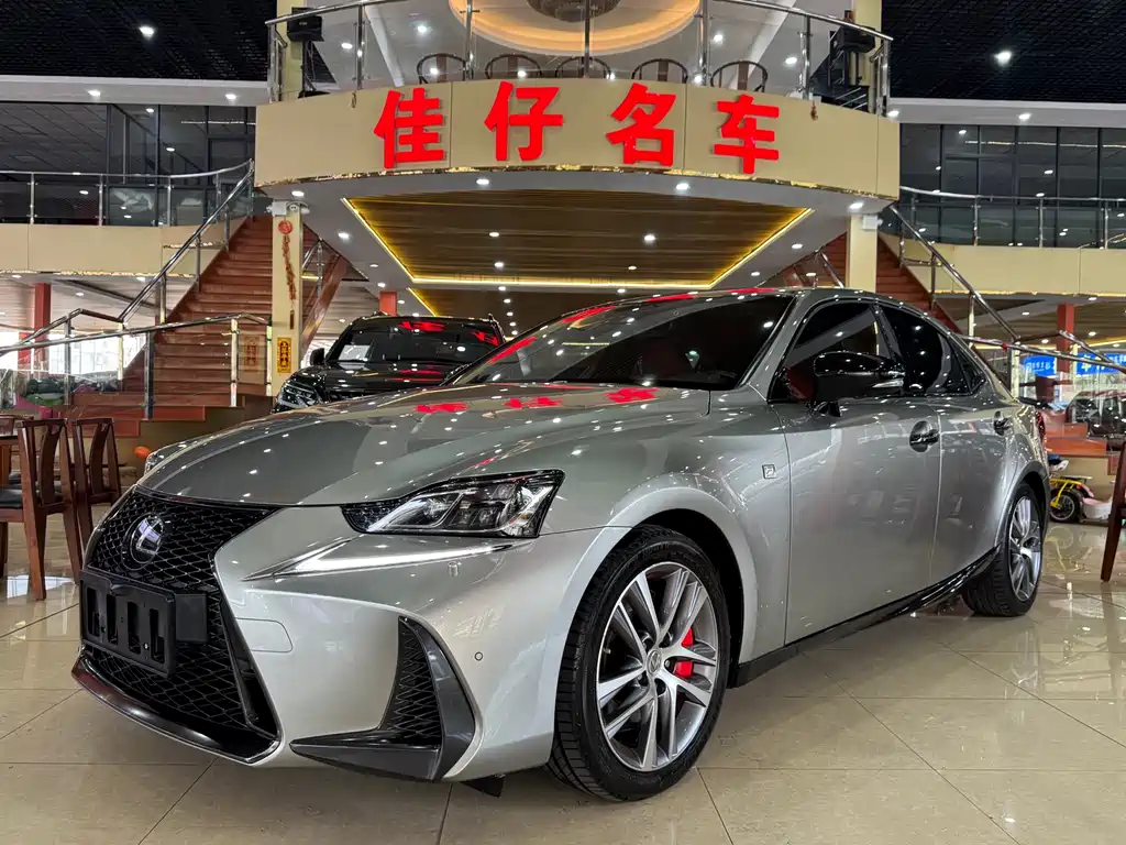 Lexus IS 2017 — фото 1