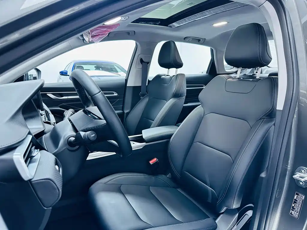Geely Emgrand 2025 — фото 14