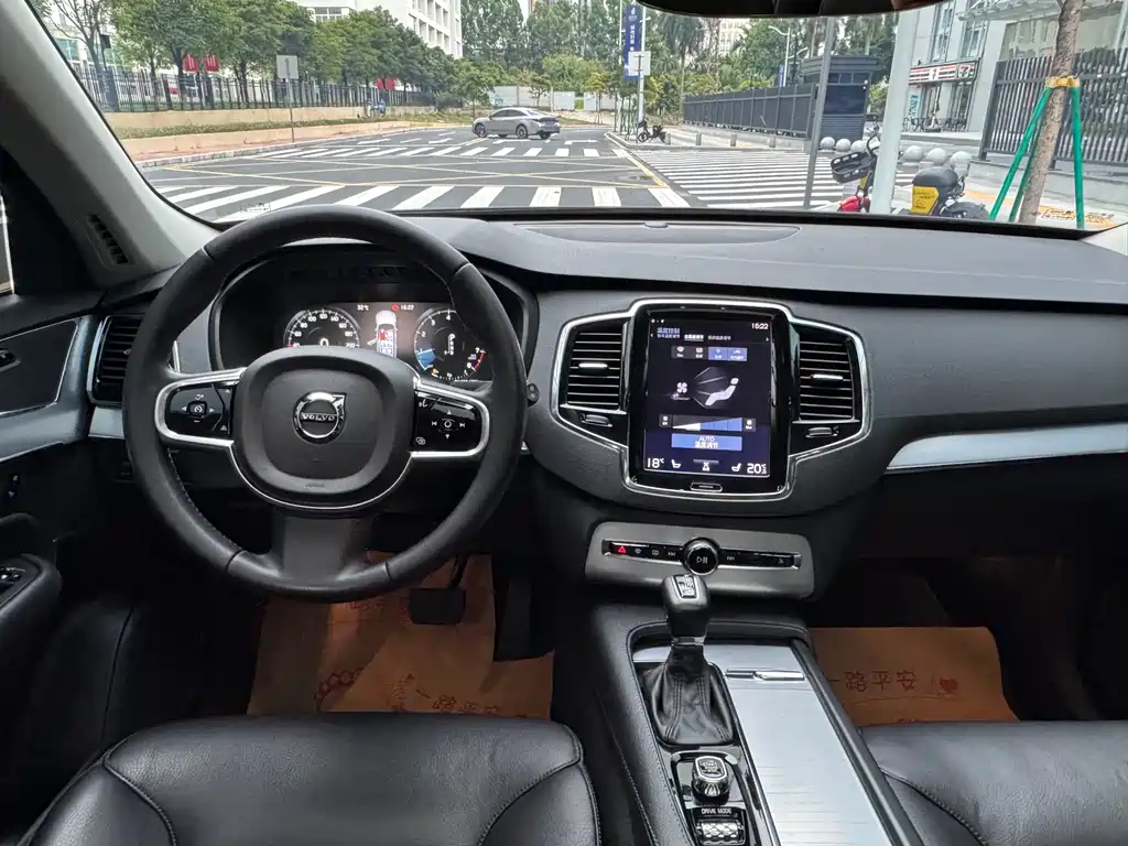 Volvo XC90 2017 — фото 13