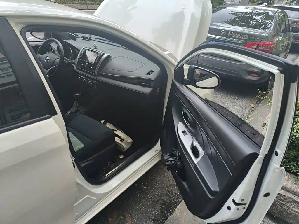 Toyota Yaris L 2015 — фото 22