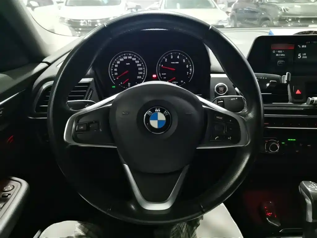 BMW 1 Series 2018 — фото 11