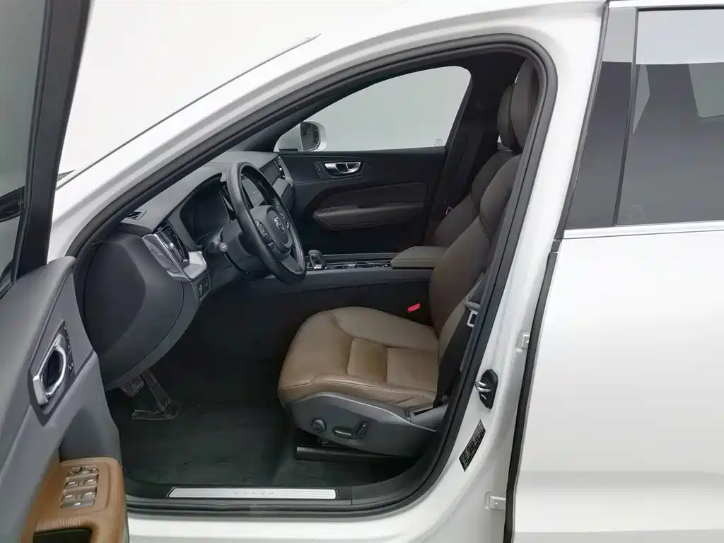 Volvo XC60 2021 — фото 10