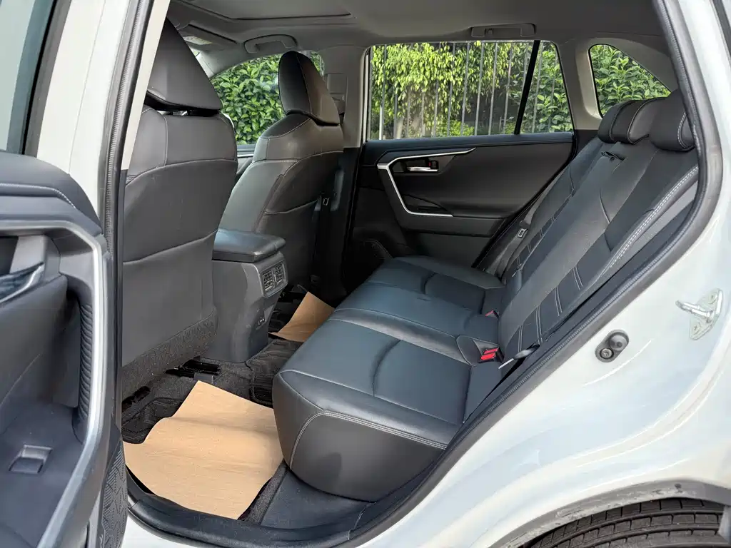 Toyota RAV4 2021 — фото 11