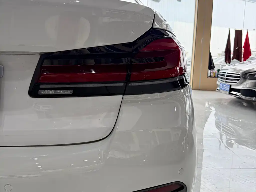 BMW 5 Series 2018 — фото 12