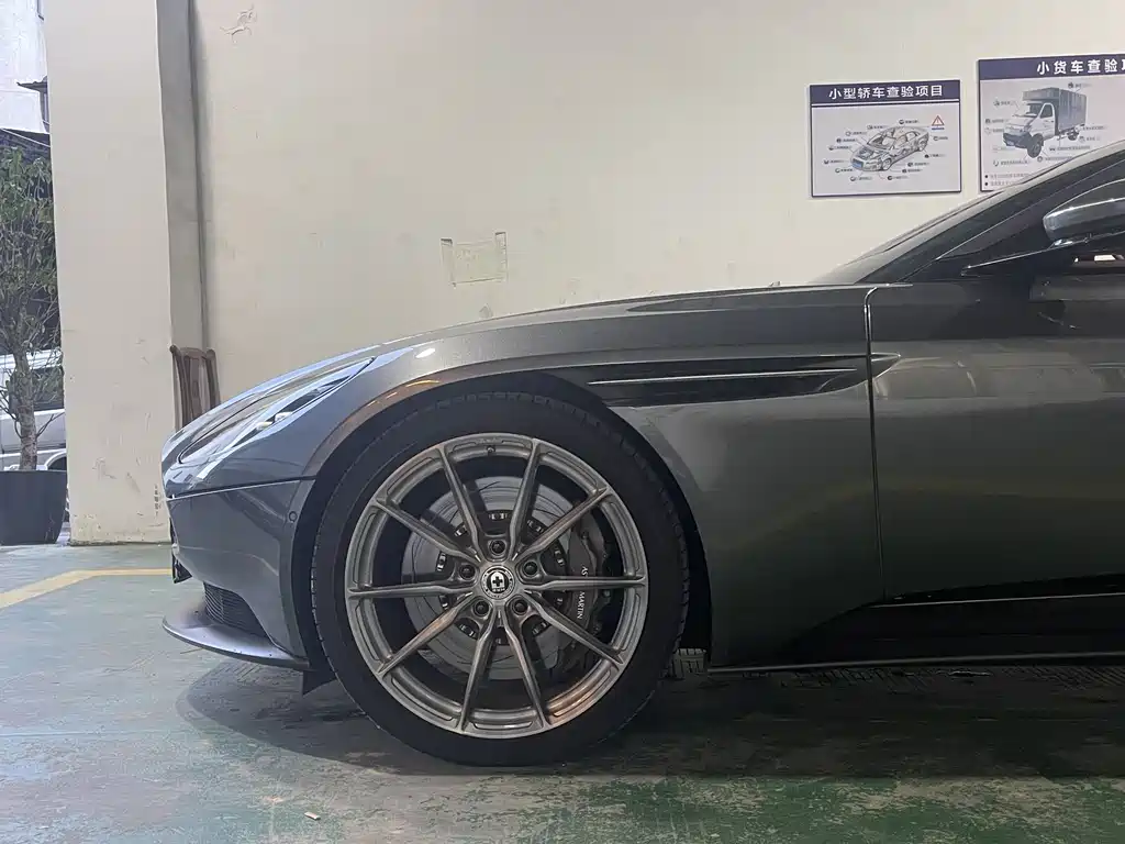 Aston Martin DB11 2020 — фото 5