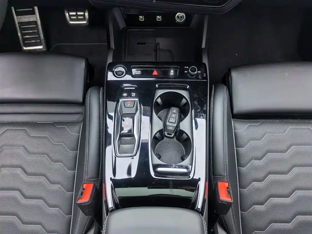 Audi Q6L e-tron 2025 — фото 13