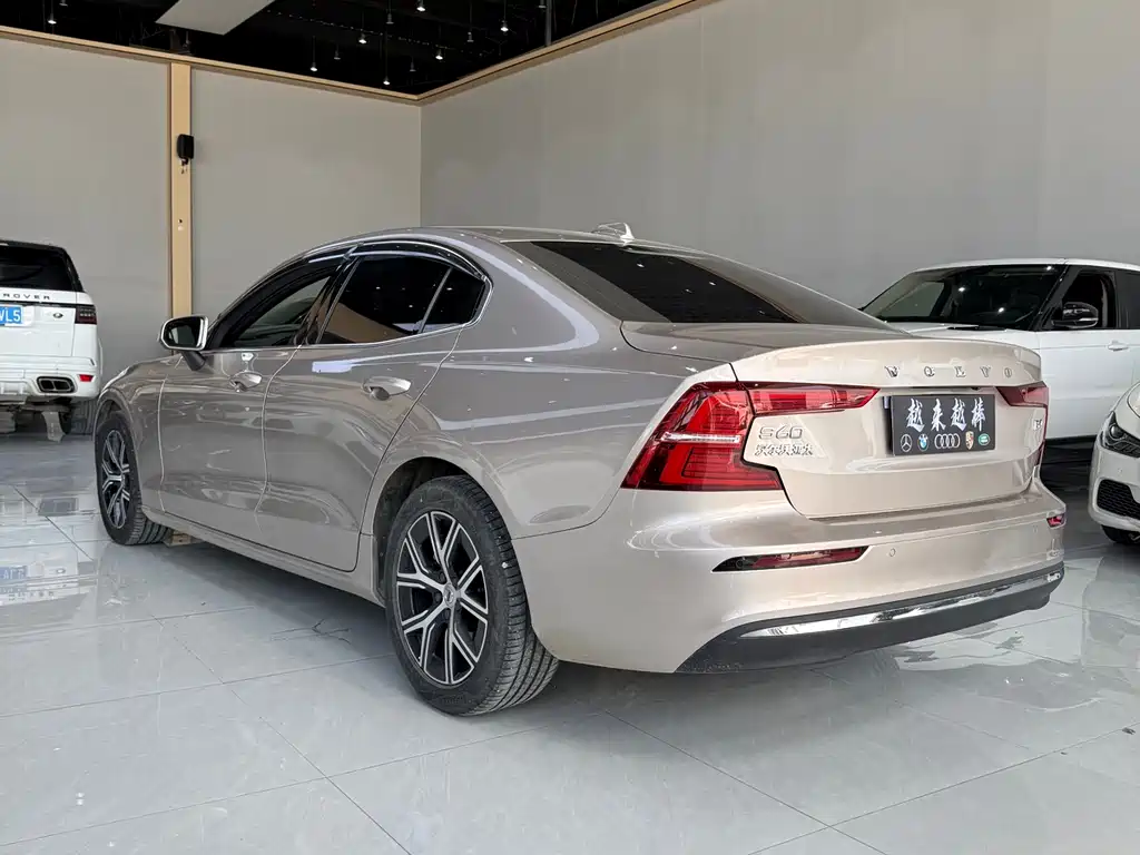 Volvo S60 2023 — фото 10