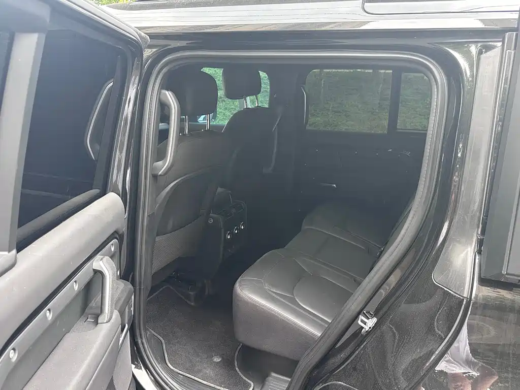 Land Rover Defender 2025