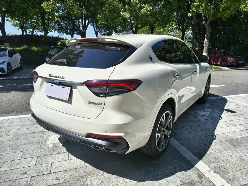 Maserati Levante 2023 — фото 8