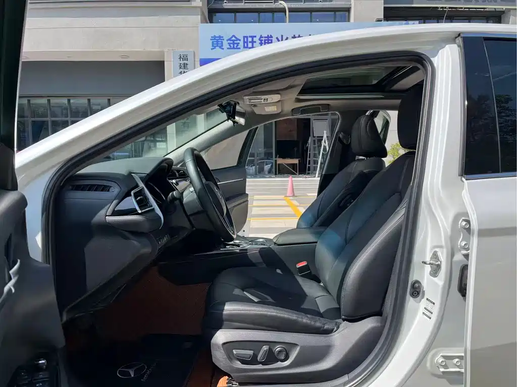 Toyota Camry 2019 — фото 11