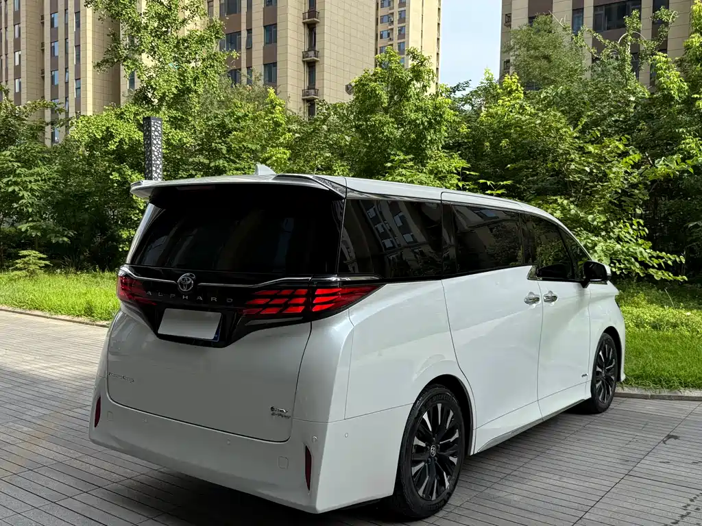 Toyota Alphard 2023 — фото 7