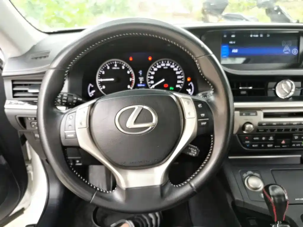 Lexus ES 2014 — фото 11