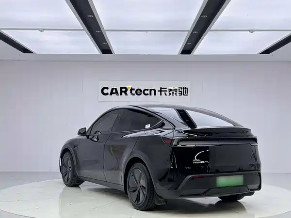Tesla Model Y 2025