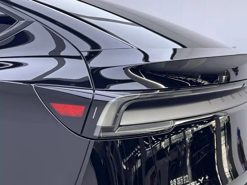 Tesla Model Y 2025 — фото 10