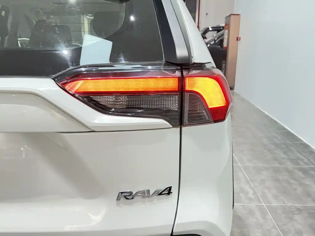 Toyota RAV4 2020 — фото 32