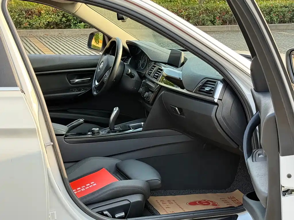 BMW 3 Series 2018 — фото 17