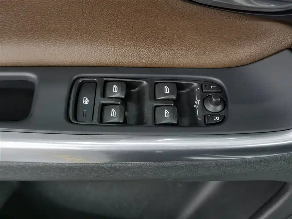 Volvo XC60 2015 — фото 9