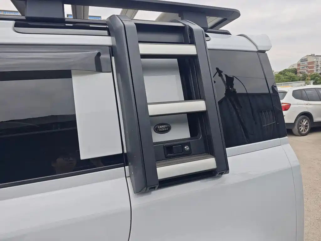 Land Rover Defender 2021 — фото 12