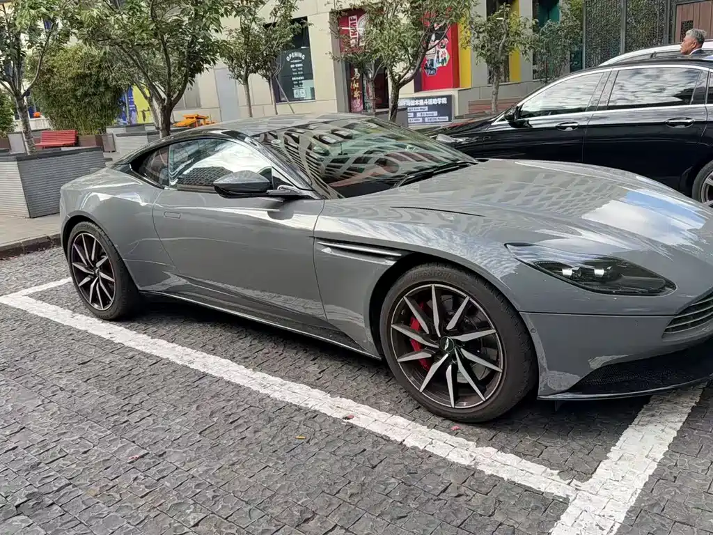 Aston Martin DB11 2022 — фото 2