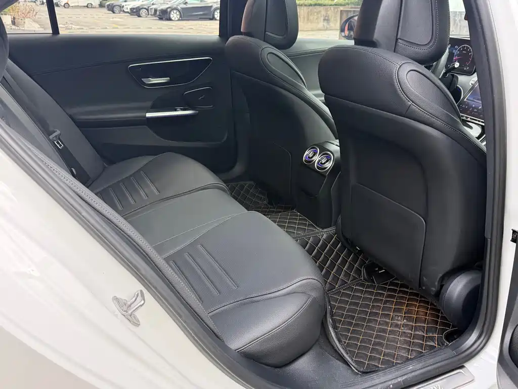 Mercedes-Benz C-Class 2025 — фото 17