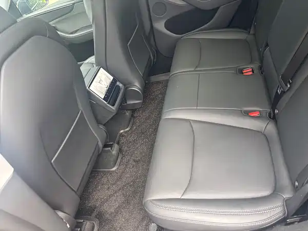 Tesla Model Y 2025