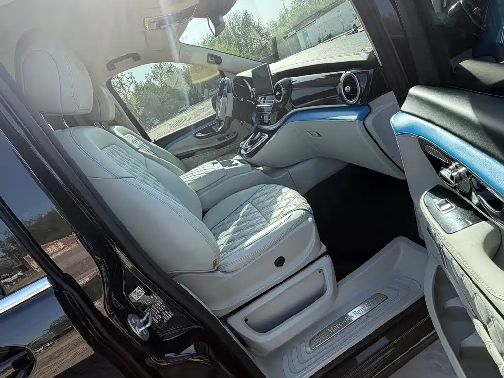 Mercedes-Benz V-Class 2018 — фото 16