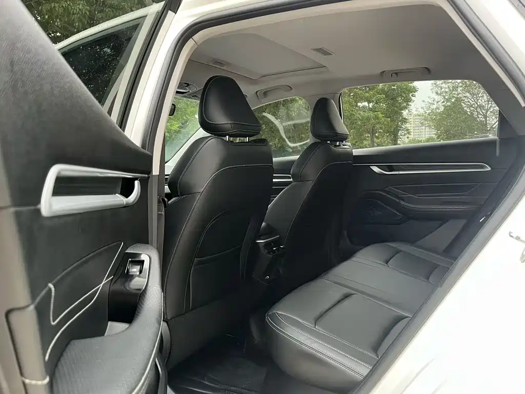 Geely Emgrand 2025
