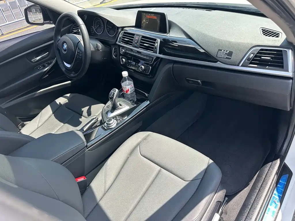 BMW 3 Series 2017 — фото 11