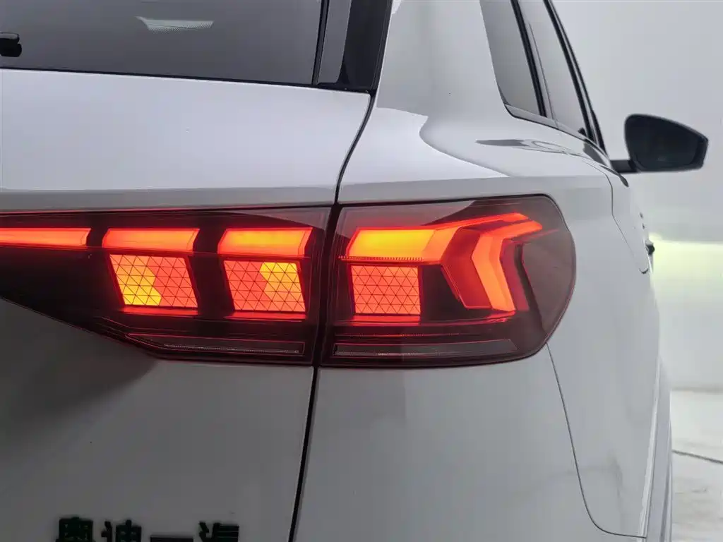Audi Q6L e-tron 2025 — фото 26