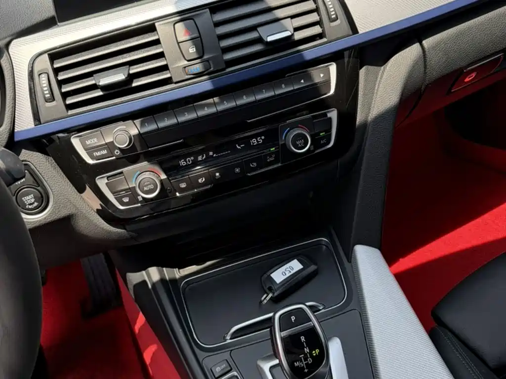 BMW 3 Series 2019 — фото 16