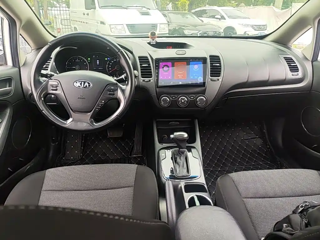 Kia K3 2016 — фото 10