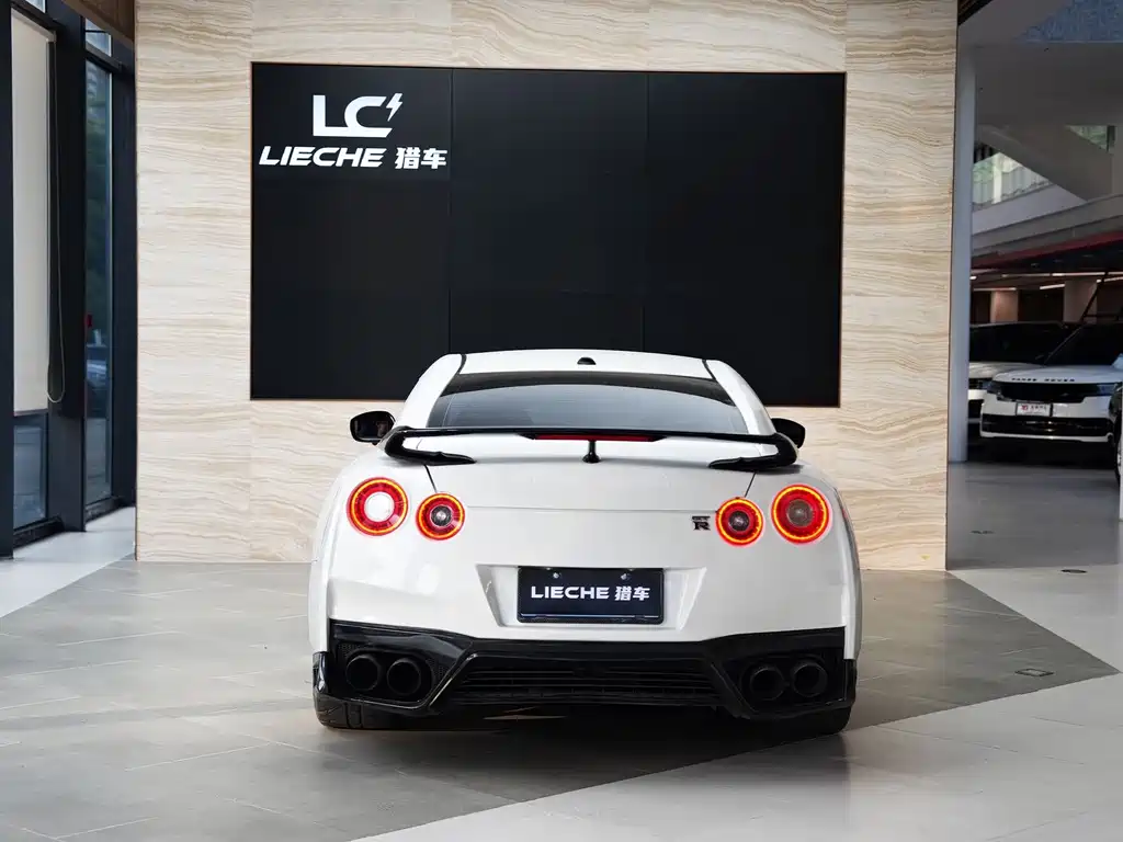 Nissan GT-R 2010 — фото 15