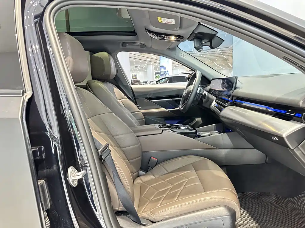 BMW 5 Series 2025 — фото 16