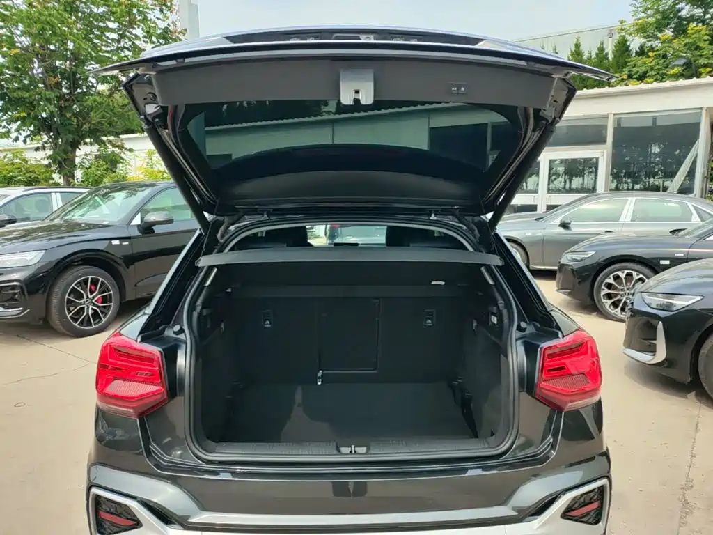Audi Q2L 2025 — фото 19