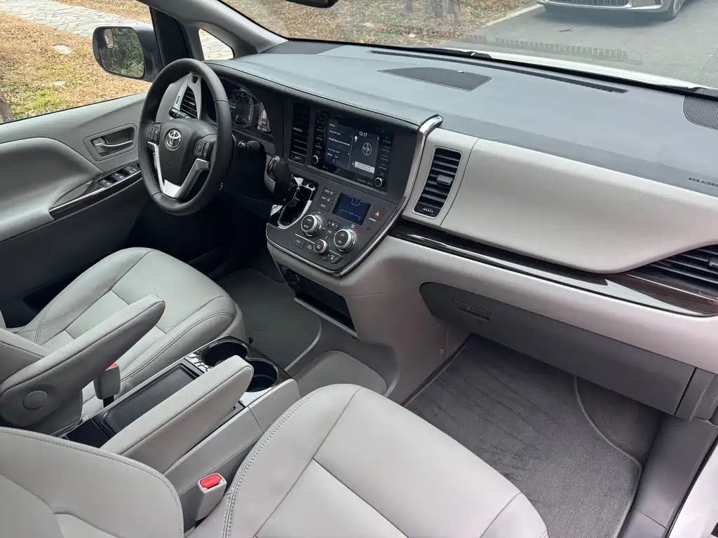 Toyota Sienna 2019 — фото 10