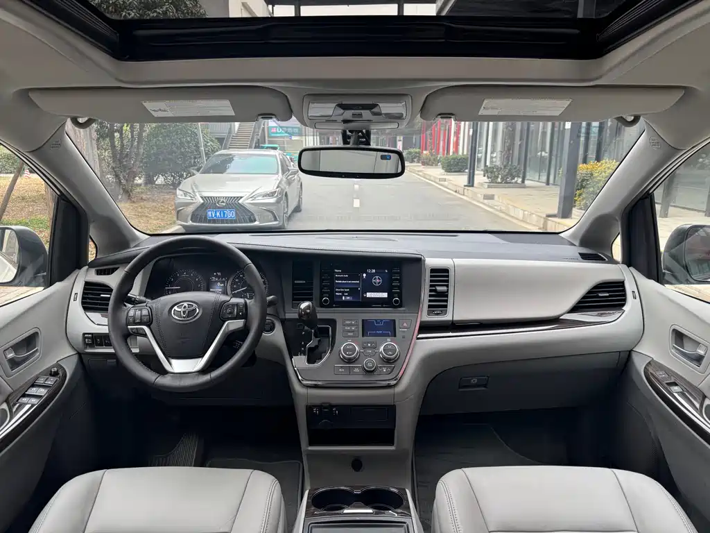 Toyota Sienna 2019 — фото 16