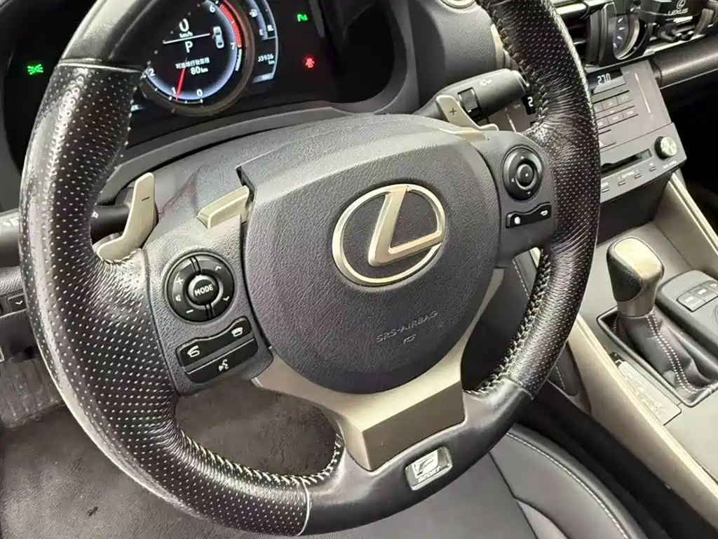 Lexus IS 2016 — фото 13