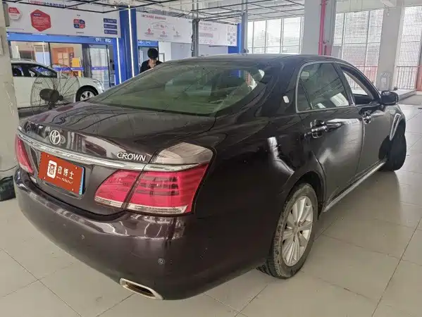 Toyota Crown 2013